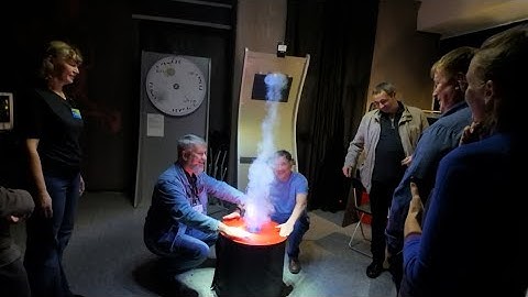 ТШПФ 2025 учителя физики проводят эксперименты в музее ДУ наукограда Троицк.