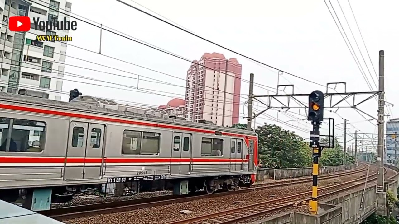Sinyal Juanda Super Sibuk! KRL dan Kereta Jawa Datang Silih Berganti.