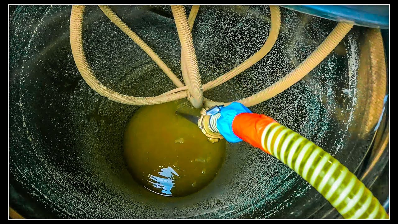 Zlewam wino z nad osadu.