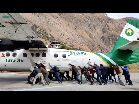 जब जहाजलाई यात्रुले आफै धकेल्न थाले... || Passenger pulling plane to exit from runway || Nepal ||
