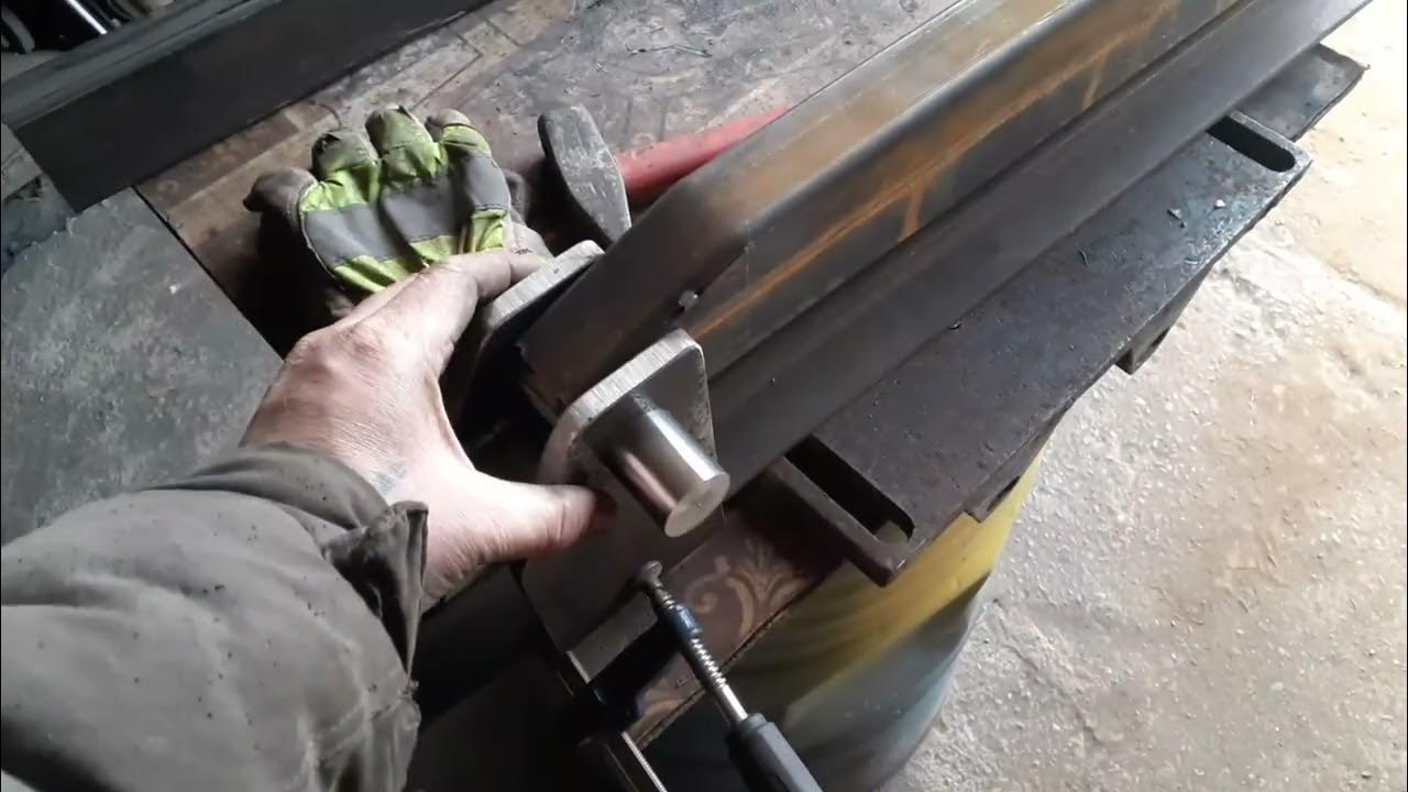 кронштейн крепления стрелы переднего отвала - YouTube