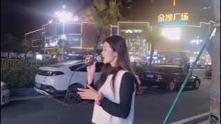 粤语老歌回忆《深夜港湾》，小姐姐在街头演唱，好梦幻的感觉
