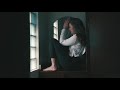 زن احساساتی در حال گریه فیلم یوتیوب