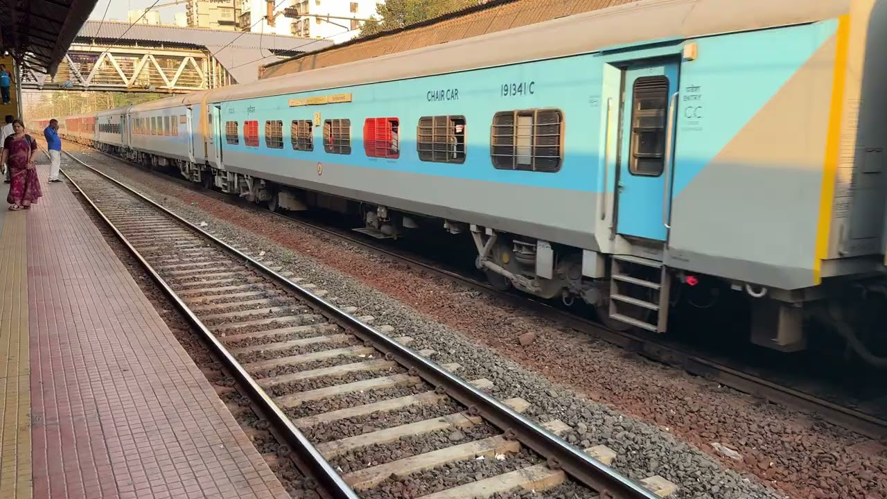 Pragati express zooming past Matunga station at 110