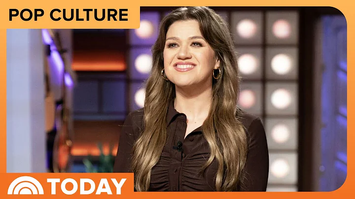 Kelly Clarkson Surprises Rockefeller Tree Lighting Choir