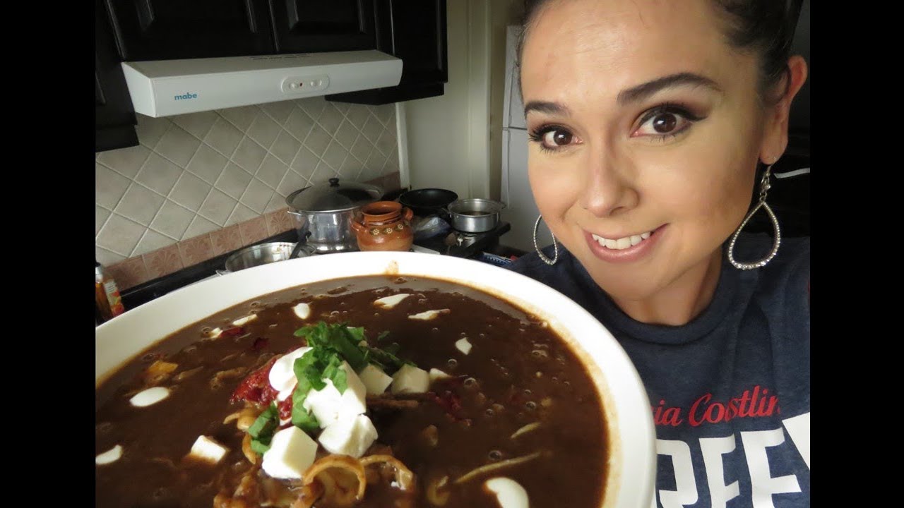 Sopa de frijol con chile ancho relleno/Marisolpink