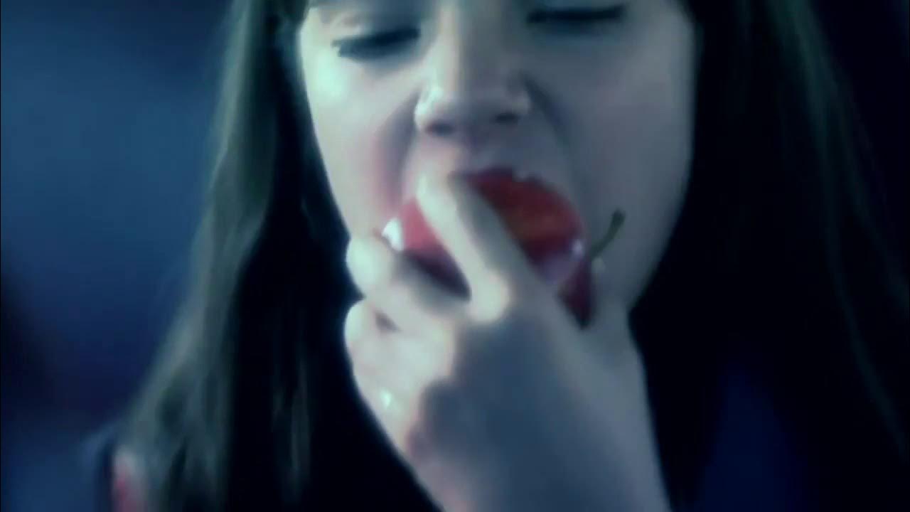 Не спеши мстить посмотри как красиво. Переписка с бывшей девушкой. Посмотри сама видео. Картинка с угрозой прикол. Мем с фотографией и девушкой.