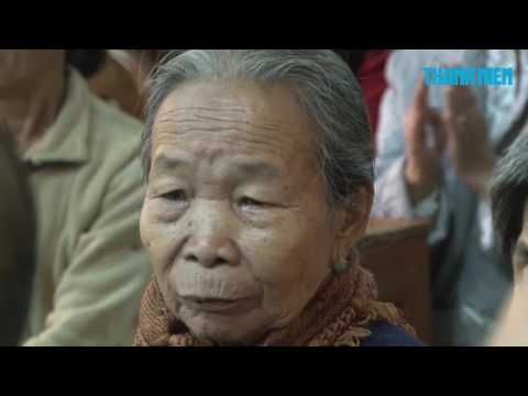 Video Tặng gần 700 suất quà Tết cho người nghèo miền Trung - youtube