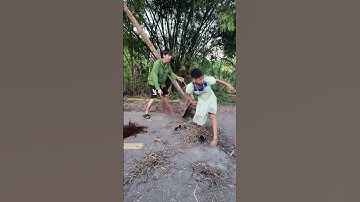 Cô bé nhảy đú trend trên đống rác - Little girl dancing on a pile of trash #shorts