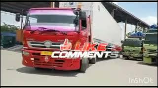 Manuver truk kontainer parkir mundur ditempat yang sempit