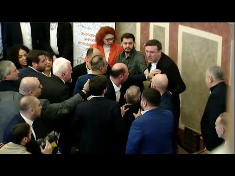 ვითარება საკრებულოში კალაძის ანგარიშის წარდგენისას - ყვირილი, დაპირისპირება, ხმაური