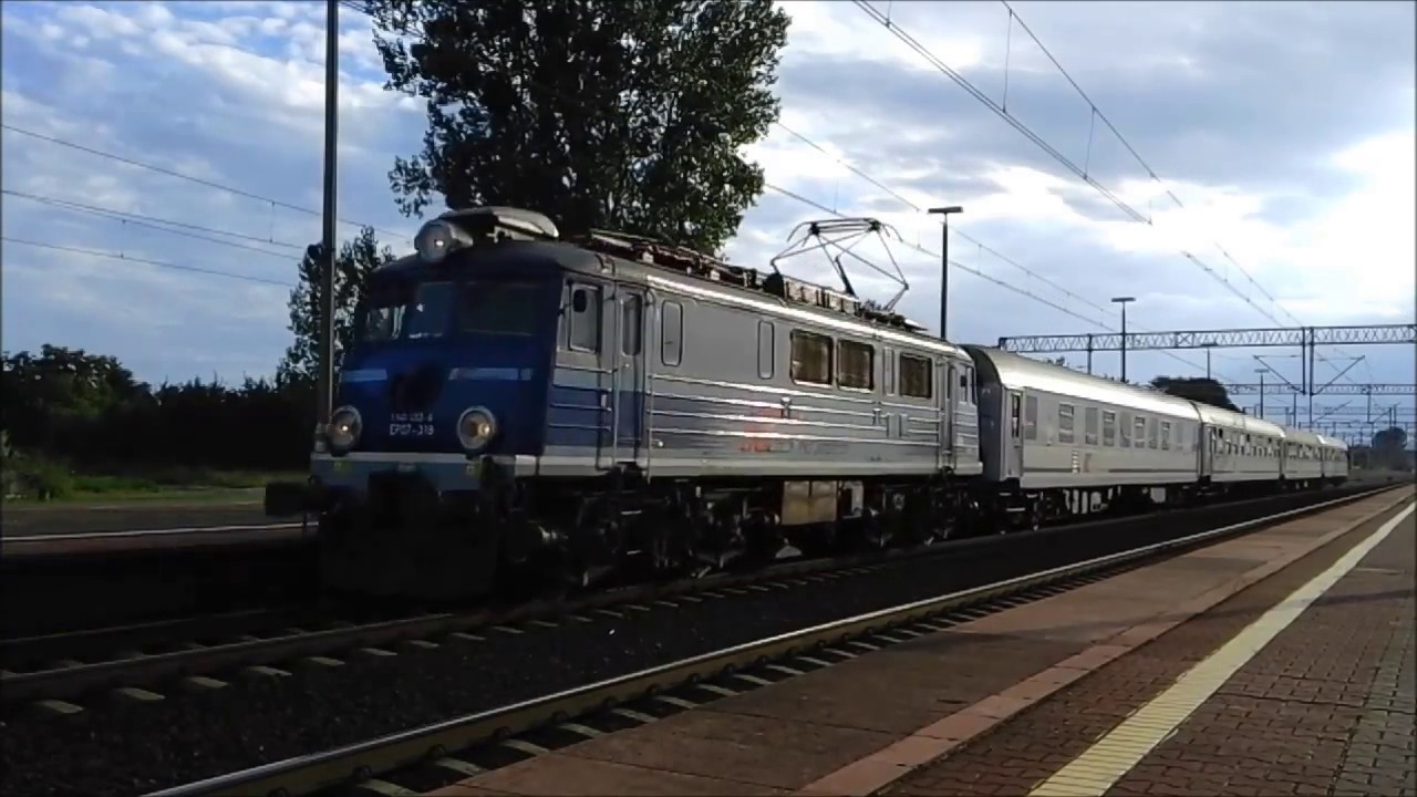 (TLK) Opalenica: EP07-318 zatrzymuje się w Opalenicy z pociągiem TLK Stoczniowiec