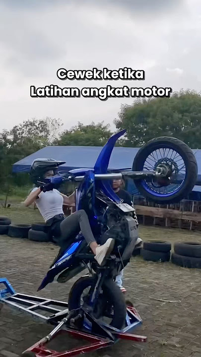 Girl lifts cool motorbike #motorcycleboy #automobile #motorcyclemodification #youtubeshorts