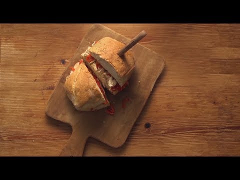 Βίντεο: Σάντουιτς με στήθος με ζεστό κοτόπουλο