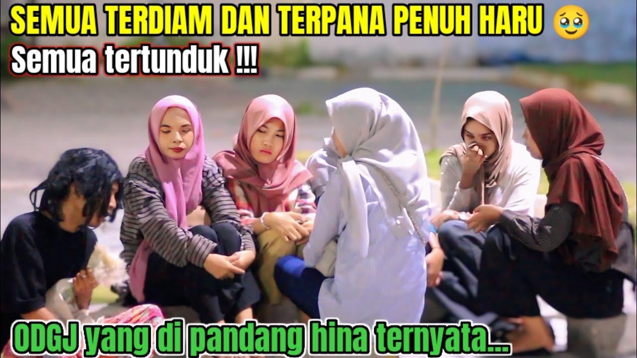 ENAM WANITA TERTUNDUK PENUH HARU SEMUA TERDIAM  SETALAH TAU ODGJ INI SIAPA