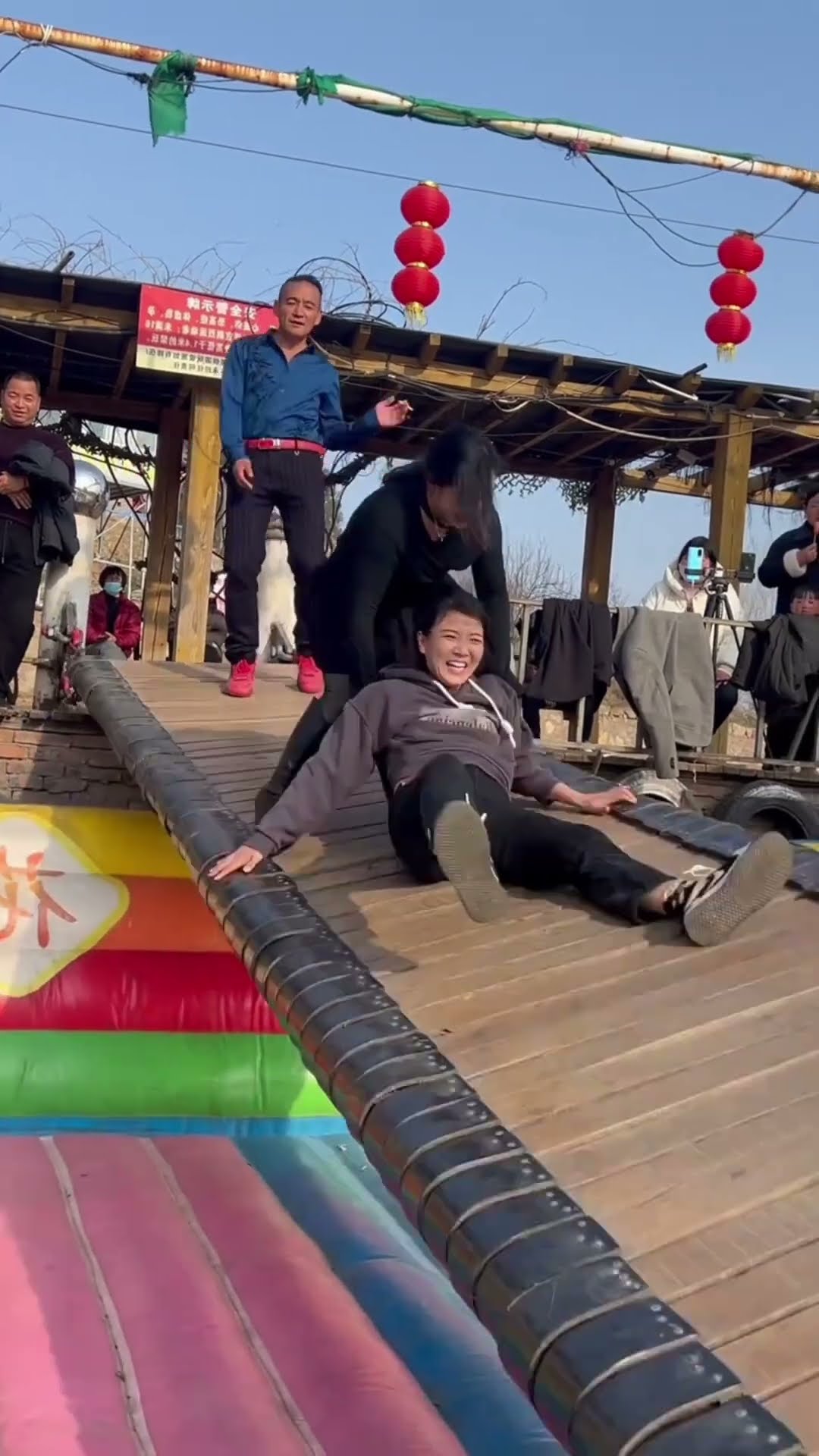 nternet celebrity swing bridge, beautiful fun, a good place to warm up in winter