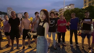 贵州小蓉儿《愛人跟人走》經典閩南語老歌，在海南三亞街頭，現場觀眾很熱情！