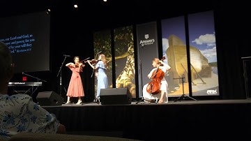 Foto Sisters medley at Creation Museum