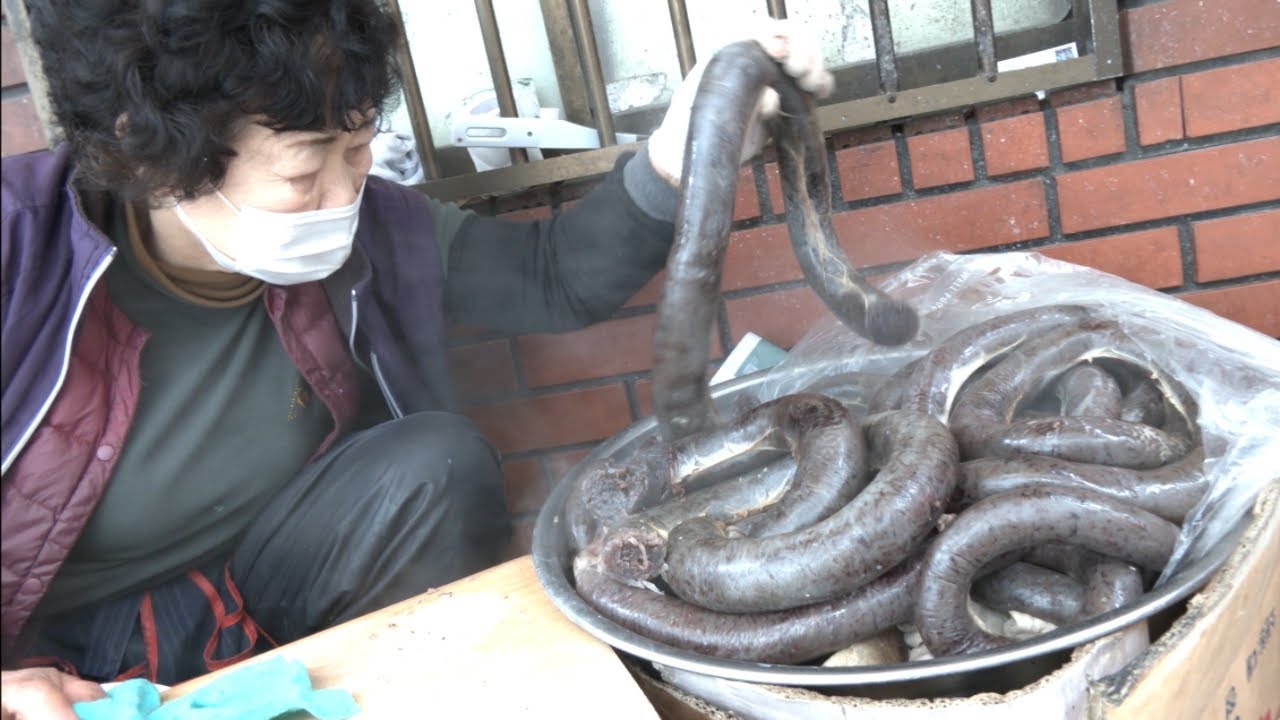 Бабушка, которая на протяжении 40 лет нарезала сундаи в рыночной аллее.