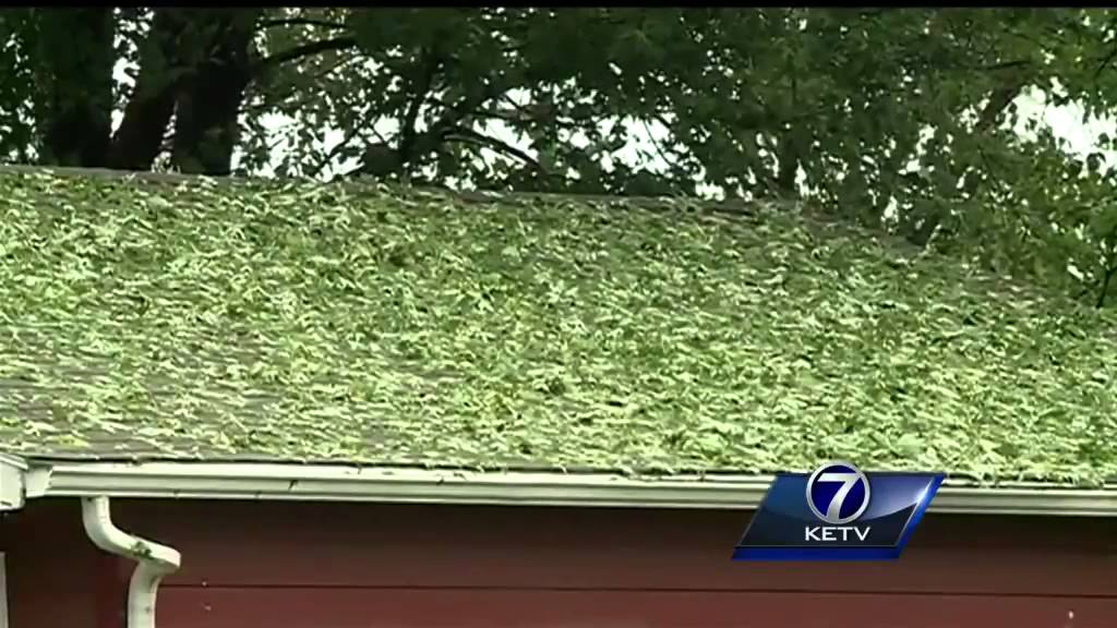 Neighbors clean up flooded area - YouTube