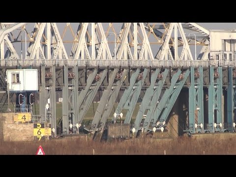 Duits schip ramt stuw bij Grave (20161230)