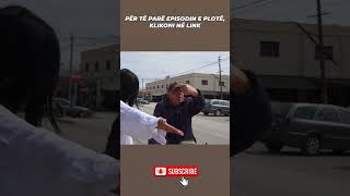 Njerez qe buzeqeshin pavarsisht Aktualitetit