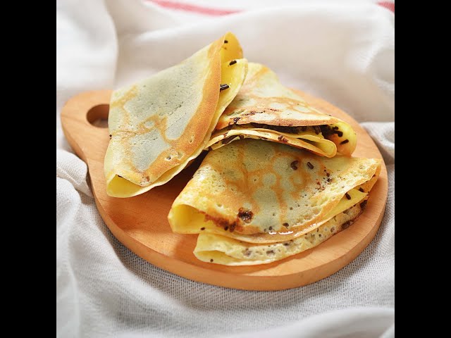 Crêpe En Forme De Coeur Sur Une Poêle En Fonte Noire. Sur Fond Gris,  Orientation Horizontale.