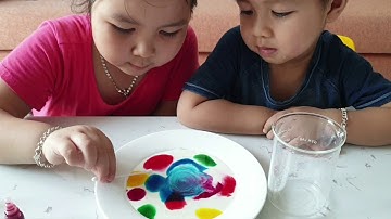 Chơi cùng Milk Bắp | Bé làm thí nghiệm: Sự bùng nổ sắc màu trên sữa