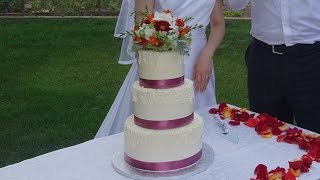 How to Make a Wedding Cake Topper with Fresh Flowers(This DIY video tutorial will demonstrate how to make a cake topper with fresh flowers at home by yourself for your special day. Easy to follow step by step ..., 2015-09-02T03:12:21.000Z)