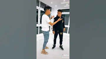 صحبي من غباقو راح قال لي حبيبتي انا بعشقكك 