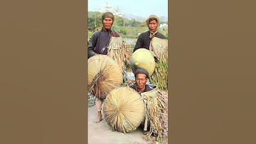 Các cụ mặc áo tơi, buộc khăn lên đầu vào mùa đông, nhưng vẫn đi chân đất, ảnh chụp năm 1900-1909.