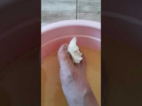 Видео: 3 способа удалить клей для повязки с кожи