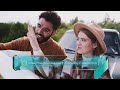 فيديو مشهد سينيمائي لثنائي يخططان مسار رحلة بالخريطة 4K