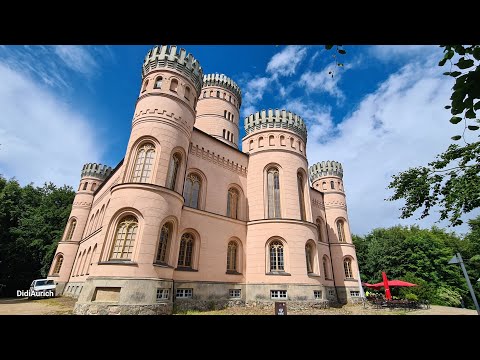 Rügen. Das Jagdschloss Granitz befindet sich auf der Insel Rügen auf einem bewaldeten Berg bei Binz