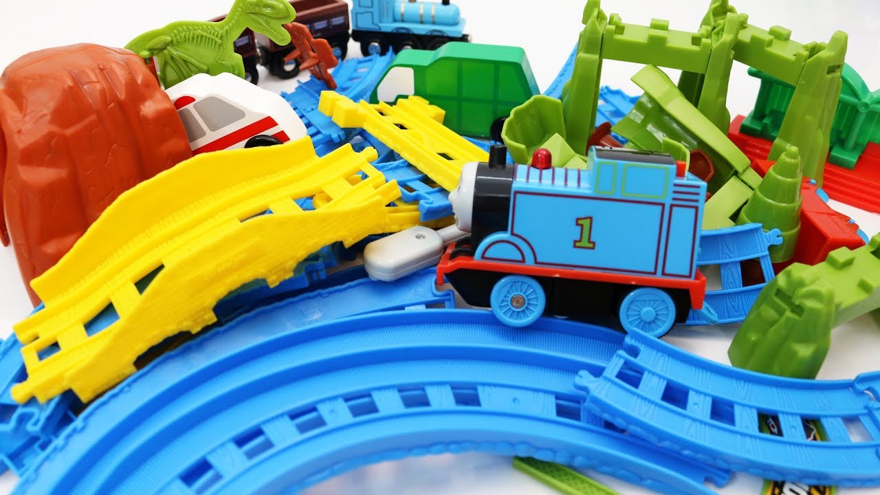 Building Train Tracks - Thomas Train & More Toy Vehicles - YouTube
