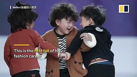 Adorable runway fall at kids fashion show in China warms hearts - DayDayNews