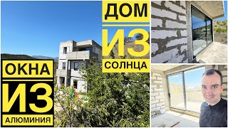Почему в доме алюминиевые окна, а не пластиковые ?