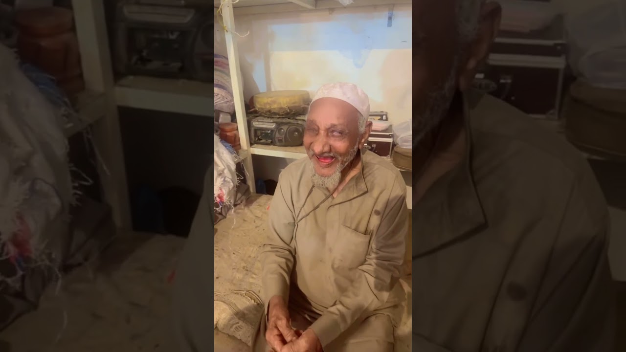 أعمى محايل العم هيازع البارقي ٨٧ عام مولود اعمى ويميز العملات وقلبه اخضر.  مع سعد زهير