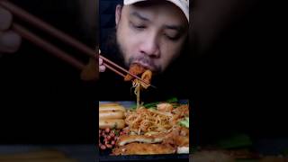 eating Crispy Chicken, Sausage, and Pad Thai #food #yummy #asmr #mukbang #chicken #delicious