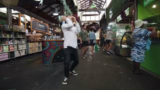 Man dances through busy markets n&#39; gets gift from stranger