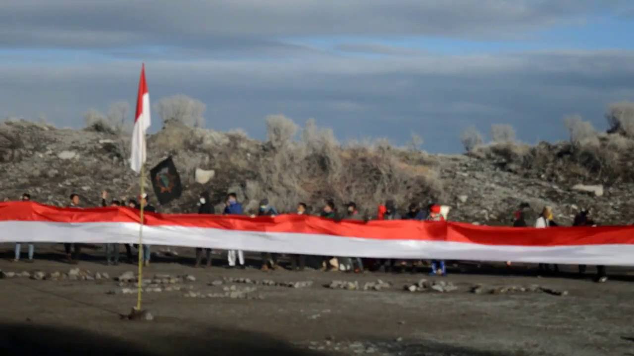 PENGIBARAN BENDERA MERAH PUTIH SEPANJANG 71 METER DI PUNCAK GUNUNG SINDORO - YouTube