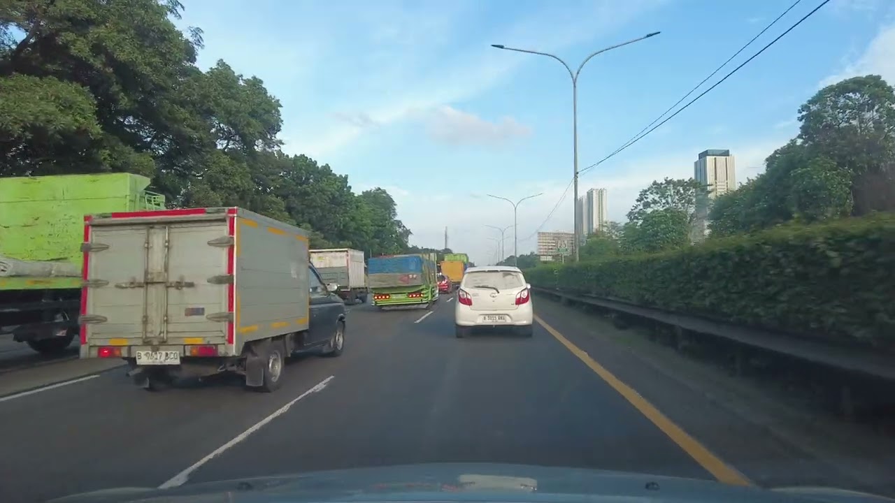 Driving on the Jakarta-Merak Toll Road from Bitung Tangerang to Near Tangerang City