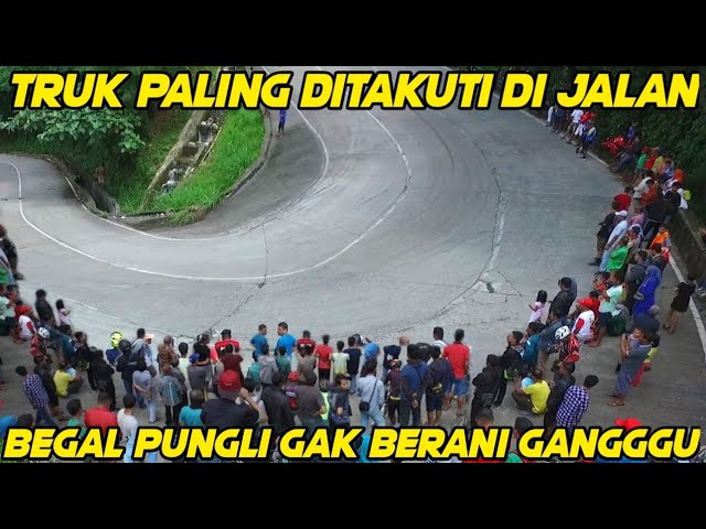 Konvoi Akbar Truk Paling Ditakuti di Jalan, Begal Pungli Gak Barani Ganggu Truk Ini class=