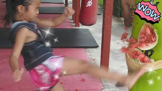 Muay thai girl VS Watermelon! เรมินะ.รีนะลองเตะ แตงโมムエタイキックでスイカ割り！？