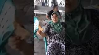 Ibu bakar gorengan berplastik di depan penjual, penjual marah-marah