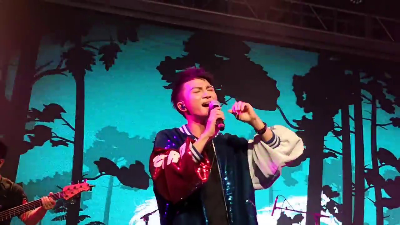 camera iphone 8 plus apk 周深 Zhou Shen 深空间 2018年6月16日成都站 《身骑白馬》