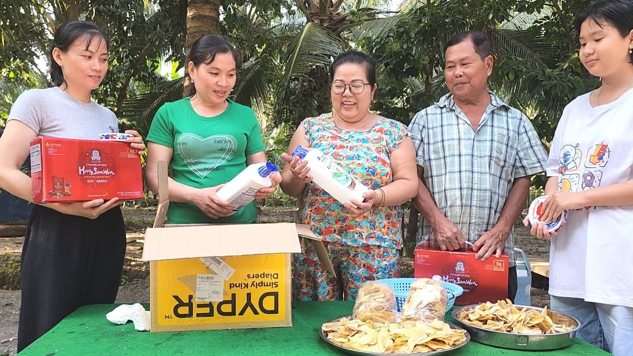 Gia Đình Vui Mừng Khi Được Nhận Quà Tết Đầy Bất Ngờ | BQCM & Family T 1303