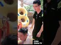 （役割取られるヤツ2）女性の容姿によってボディタッチ度合いが違いすぎる係員㉑