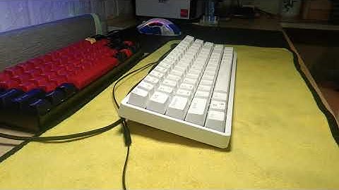 Royal Kludge 68 (Stock, Unlubed Durock Poms & C3 Banana Splits)