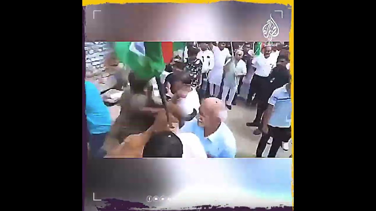 عجل هائج يطرح سياسيًّا هنديًّا أرضًا  شمالي الهند